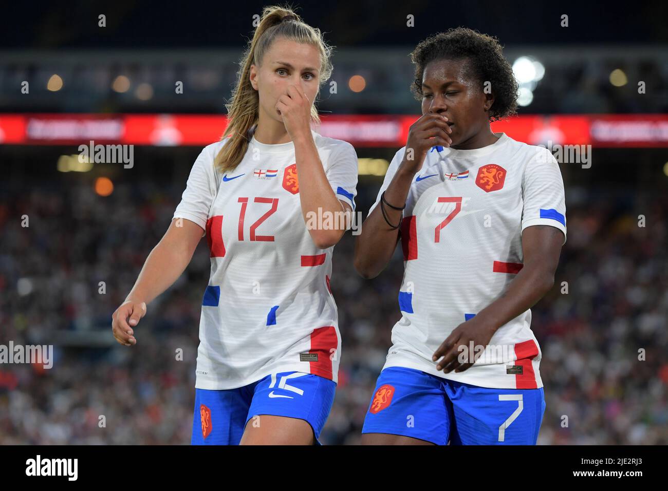 LEEDS - (lr), Victoria Pelova of Holland Women, Lineth Beerensteyn of Holland Women durante l'Inghilterra le amicizie internazionali delle donne contro i Paesi Bassi all'Elland Road Stadium il 24 giugno 2022 a Leeds, Regno Unito. ANP GERRIT VAN COLOGNE Foto Stock