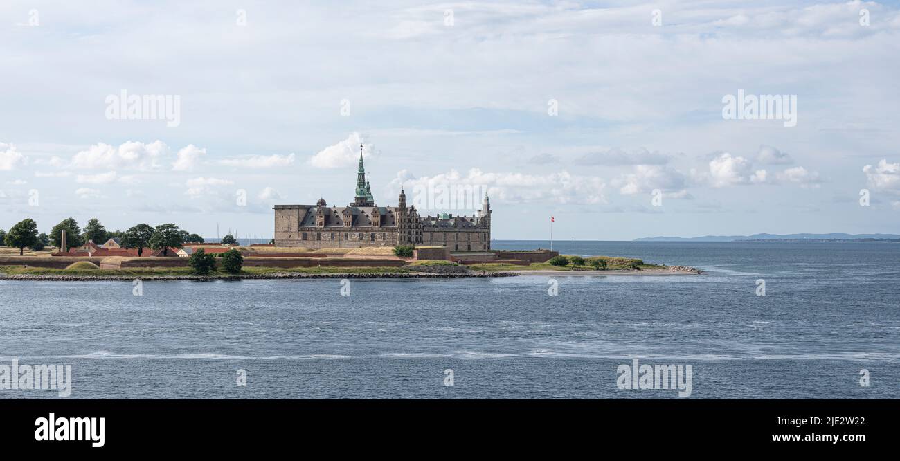 Vista panoramica sul mare al castello di Kronborg, Helsingor, Danimarca, 20 giugno 2022 Foto Stock