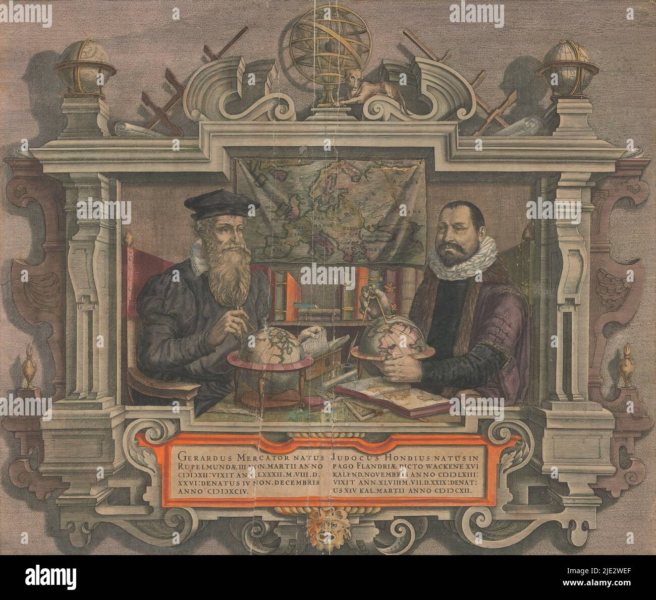 Ritratto di Jodocus Hondius e Gerard Mercator, studiosi e cartografi Gerard Mercator (1512-1594) e Jodocus Hondius (1563-1612) sono raffigurati insieme tra i loro strumenti legati alla loro professione. Sia le mappe prodotte che i globi celesti e mondiali, e gli strumenti astronomici costruiti., tipografia: Hendrick Hondius, (rejected attribuzione), tipografia: anonymous, editore: Jodocus Hondus (II), tipografia: Paesi bassi, editore: Amsterdam, 1613, carta, incisione, stampa su carta intestata, altezza 386 mm x larghezza 451 mm Foto Stock