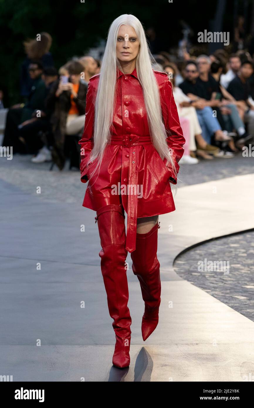 Parigi, Frankreich. 23rd giugno 2022. Kristen McMenamy all'AMI - Alexandre Mattiussi SS23 pista durante la settimana della moda di Parigi Menswear il 2022 giugno - Parigi, Francia. 23/06/2022 Credit: dpa/Alamy Live News Foto Stock