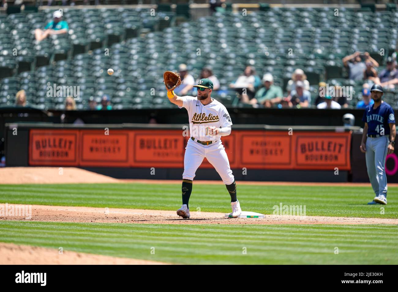 Oakland Athletics Infielder Seth Brown (15) cattura la palla per un fuori alla prima base durante una partita MLB tra Seattle Mariners e Oakland Athletic Foto Stock