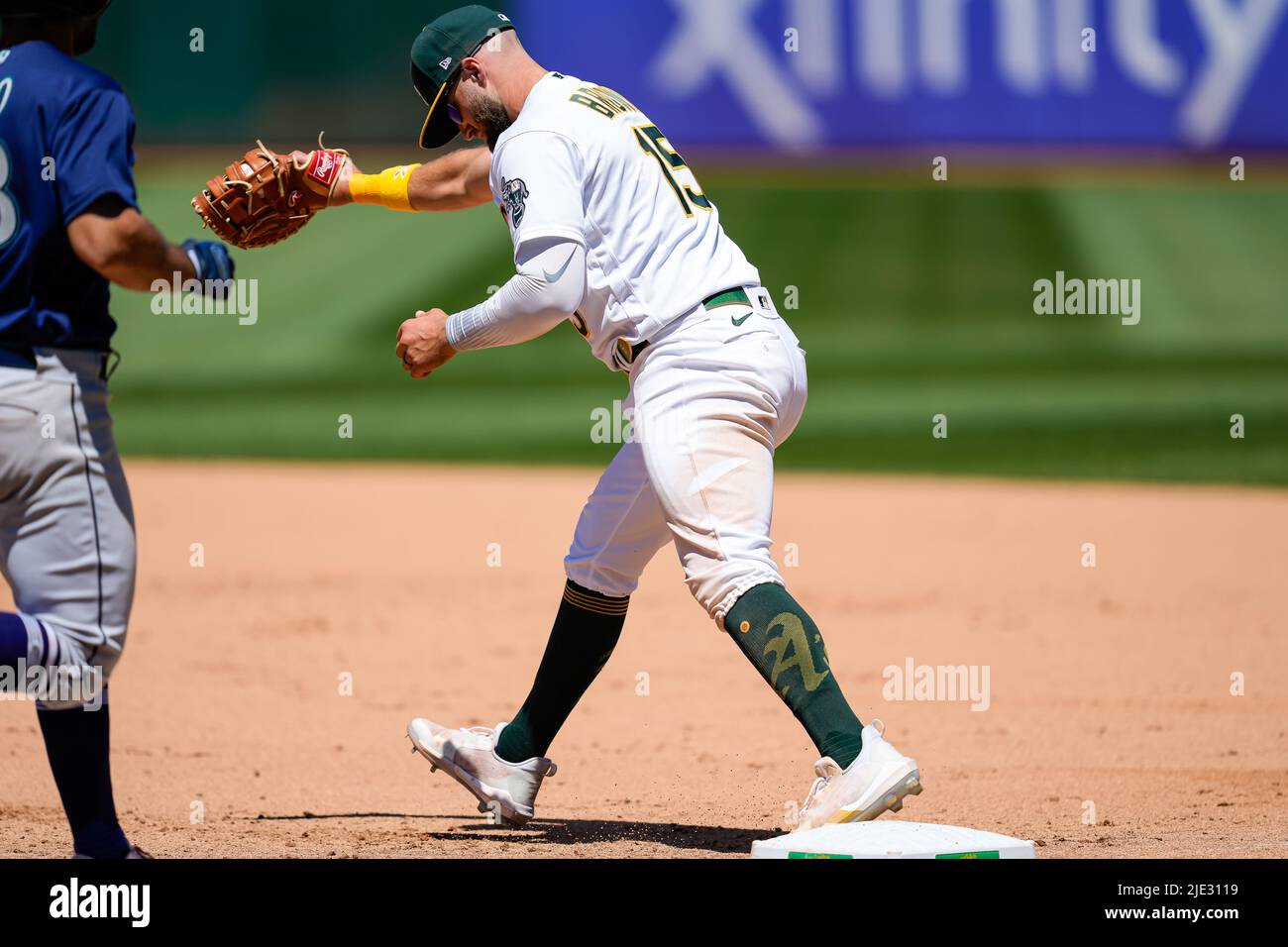 Oakland Athletics Infielder Seth Brown (15) cattura la palla per un fuori durante una partita MLB tra Seattle Mariners e Oakland Athletics al RingC Foto Stock