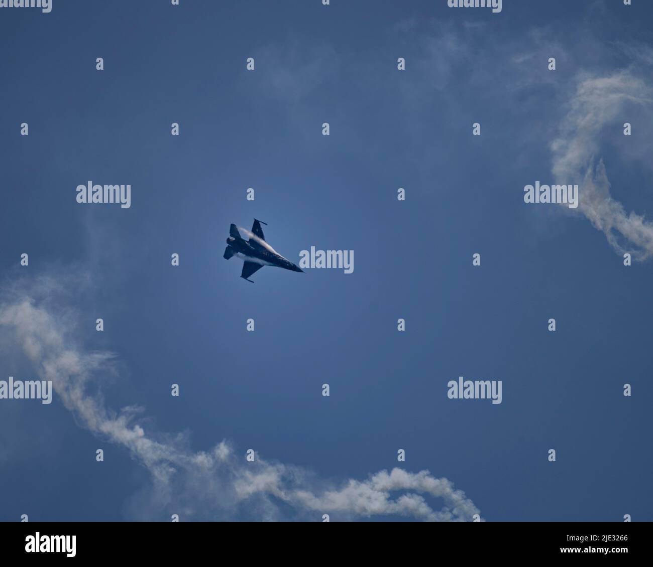 Aimee “Rebel” Fiedler, comandante e pilota del team dimostrativo F-16, ha suonato al Miami Air and Sea Show, FL., 28 maggio 2022. Il Viper Demo Team si reca ogni anno a circa 20 spettacoli aerei in tutti gli Stati Uniti, dove si impegnano con i media locali e i membri della comunità in cui si esibiscono. (STATI UNITI Air Force foto di 2D Lt. Alexandria Brun) Foto Stock