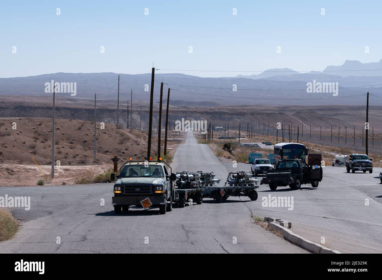 Munizioni specialisti di sistemi assegnati al 57 munizioni Squadron trasporto munizioni in tensione allo stoccaggio durante il ferro Flag-Nellis 22-2 ospitato dal 57th munizioni Squadron alla base dell'aeronautica di Nellis, Nevada, 15 giugno 2022. Iron Flag-Nellis 22-2 è un evento di assemblaggio di munizioni su larga scala di due settimane per addestrare gli Airmen dei sistemi di munizioni. (STATI UNITI Air Force foto di Airman 1st Classe Josey Blades) Foto Stock