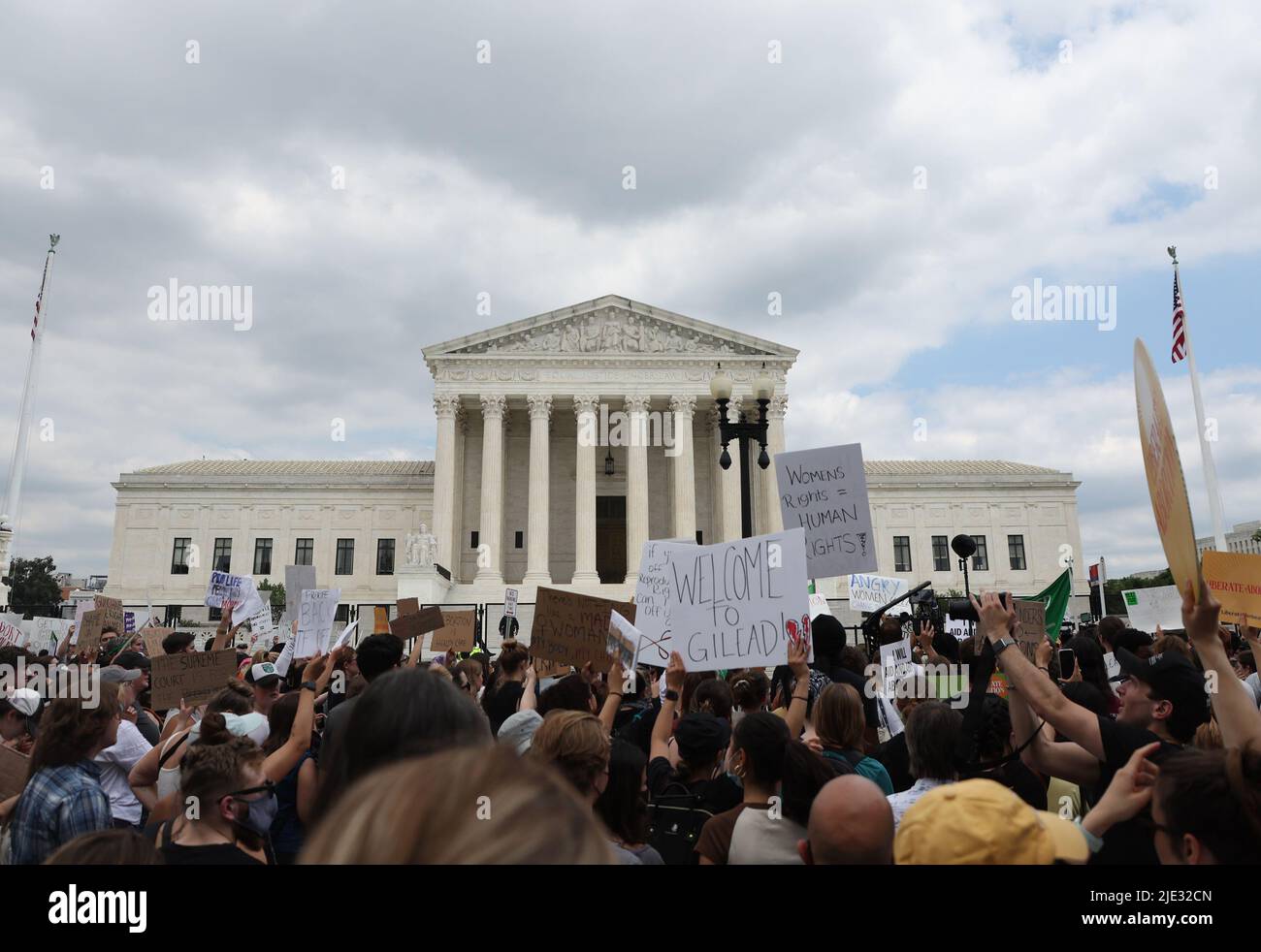 Washington, DC, Stati Uniti. 24th giugno 2022. La gente reagisce alla decisione della Corte Suprema su Dobbs contro Jackson WomenÕs Health Organization, al di fuori della Corte Suprema di Washington, DC il 24 giugno 2022. Credit: Mpi34/Media Punch/Alamy Live News Foto Stock
