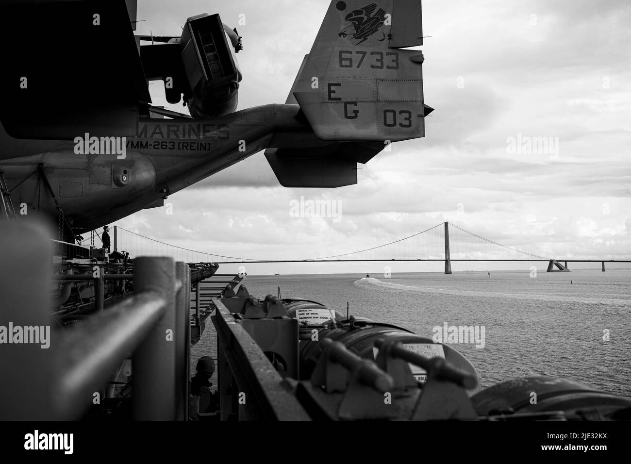 La nave d'assalto anfibio di classe Wasp USS Kearsarge (LHD 3) passa sotto il ponte Øresund mentre transita nello stretto danese il 20 giugno 2022. Il gruppo Kearsarge Amphibious Ready e l'unità Marine Expeditionary 22nd, sotto il comando e il controllo della Task Force 61/2, è in fase di dispiegamento programmato nell'area delle operazioni U.S. Naval Forces Europe, impiegata dalla U.S. Sesta flotta per difendere gli interessi degli Stati Uniti, degli alleati e dei partner. (STATI UNITI Illustrazione di foto Navy di Mass Communication Specialist 3rd Class Gwyneth Vandevender)(questa immagine è stata creata a colori e cambiata in bianco e nero) Foto Stock