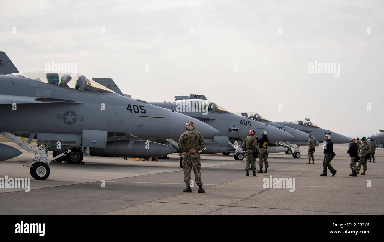 I capitani dell'aereo U.S. Navy Strike Fighter Squadron 25 attendono il completamento dei controlli pre-volo su F-18E Super Hornets prima di un sortie di addestramento come parte dell'esercizio Red Flag 22-2 alla base dell'aeronautica Eielson, Alaska, 16 giugno 2022. Lo squadrone VFA-25, noto come il “pugno della flotta”, ha quasi 80 anni di lignaggio con la Marina degli Stati Uniti e utilizza la F-18E Strike Eagle in grado di portaerei dal 1999. Red Flag-Alaska è l'unico esercizio del suo genere che offre alle nazioni alleate e alle forze partner l'opportunità di vedere combattimenti simulati e un alto tempo di lavoro operativo in un depl simulato Foto Stock