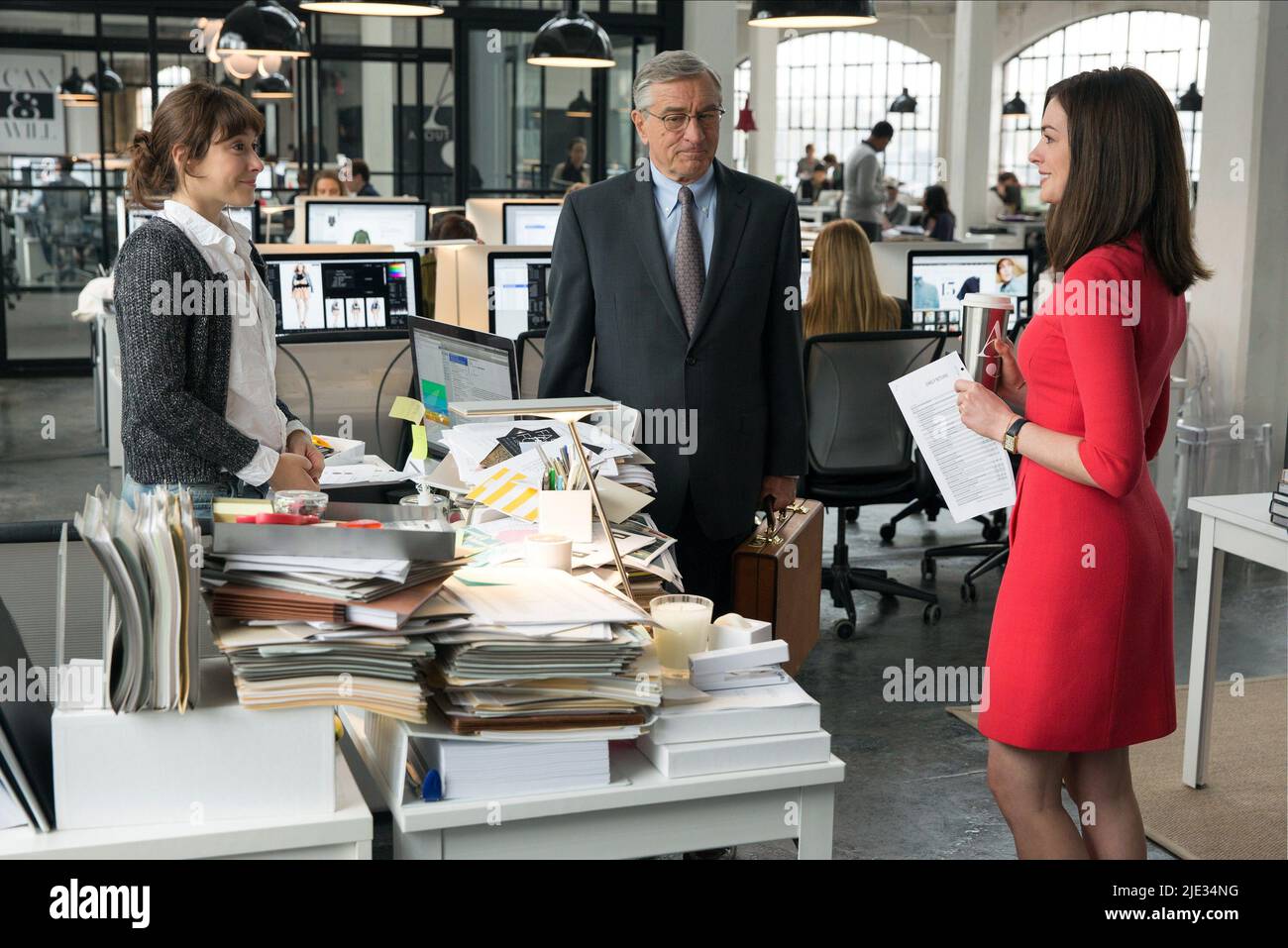 CHRISTINA SCHERER, Robert De Niro, Anne Hathaway, il tirocinante, 2015 Foto Stock