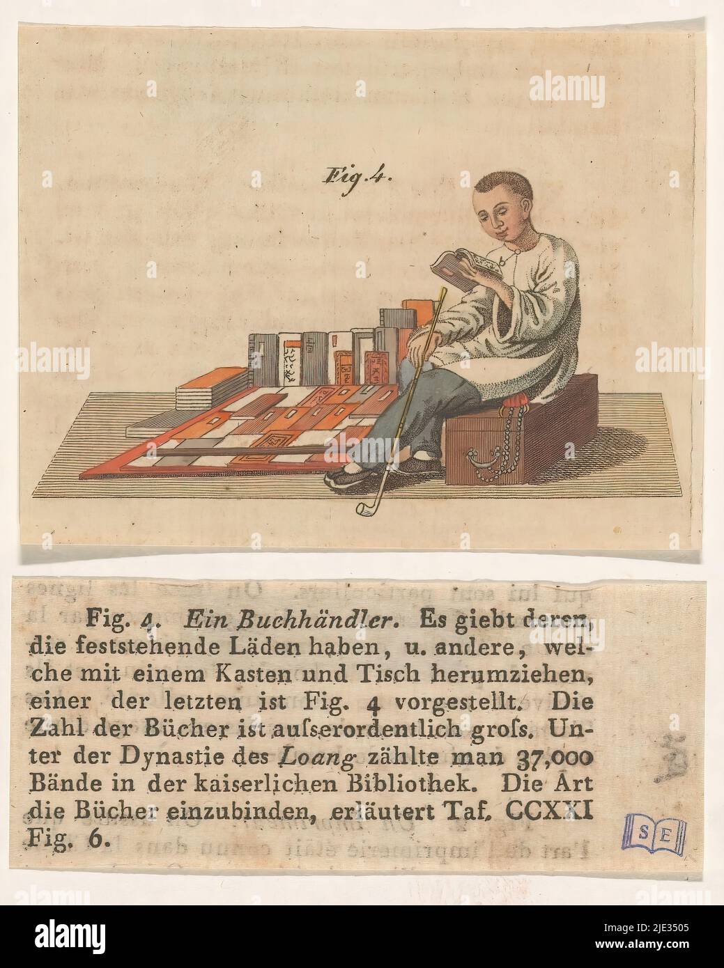 Libraio cinese, Un libraio cinese si siede su una cassa accanto ai suoi libri esposti, in una mano un tubo, nell'altra un libro. Con spiegazione della stampa in tedesco., tipografo: anonymous, c.. 1850 - c. 1900, carta, incisione, stampa su carta intestata, altezza 110 mm x larghezza 68 mm Foto Stock