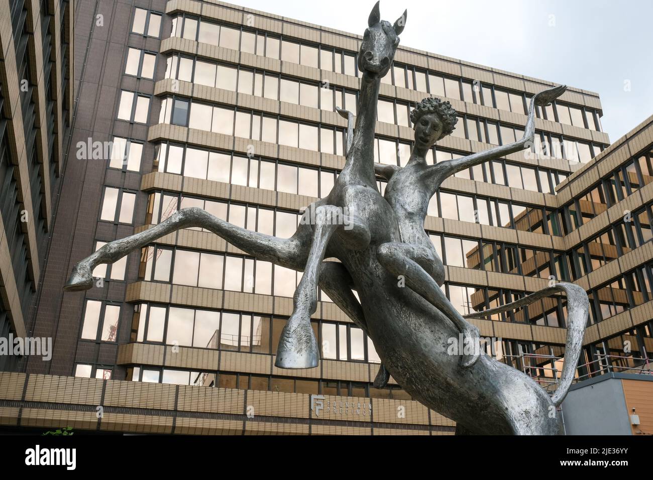 Sheffield, South Yorkshire, Regno Unito. Giugno 11 2022. Horse and Rider, una scultura nel quartiere delle fontane con moderni edifici di uffici sullo sfondo. Foto Stock