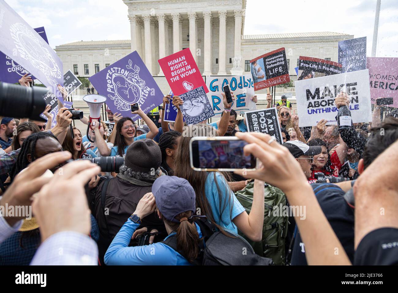 Distretto di Columbia, Stati Uniti. 23rd giugno 2022. Gli attivisti dei diritti di aborto reagiscono?? I sostenitori del?as pro-vita celebrano il?After la Corte Suprema degli Stati Uniti ha votato 5 a 4 per colpire giù la decisione di Roe V. Wade di riferimento a Washington, DC. Il parere pone fine a 50 anni di protezione costituzionale federale dei diritti di aborto e consente a ciascuno Stato di decidere se limitare o vietare l'aborto. (Foto di Michael Nigro/Pacific Press) Credit: Pacific Press Media Production Corp./Alamy Live News Foto Stock