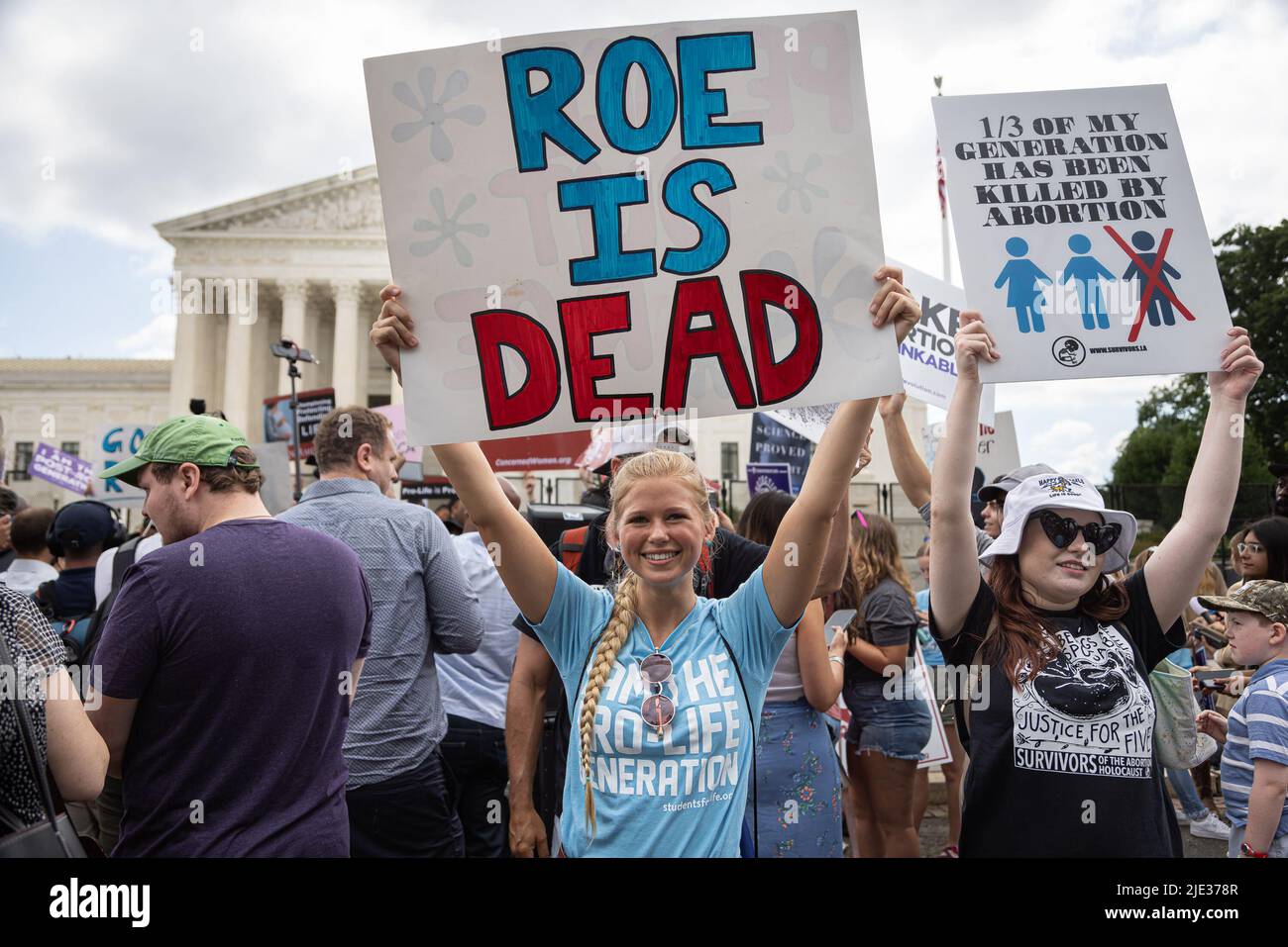 Distretto di Columbia, Stati Uniti. 23rd giugno 2022. Gli attivisti dei diritti di aborto reagiscono?? I sostenitori del?as pro-vita celebrano il?After la Corte Suprema degli Stati Uniti ha votato 5 a 4 per colpire giù la decisione di Roe V. Wade di riferimento a Washington, DC. Il parere pone fine a 50 anni di protezione costituzionale federale dei diritti di aborto e consente a ciascuno Stato di decidere se limitare o vietare l'aborto. (Foto di Michael Nigro/Pacific Press) Credit: Pacific Press Media Production Corp./Alamy Live News Foto Stock