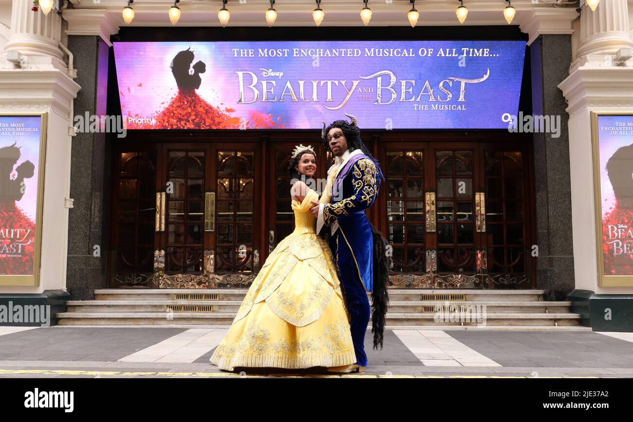 IL MUSICAL PIÙ INCANTATO DI TUTTI I TEMPI sta arrivando a Londra quest'estate London Palladium Limited Season annunciato dal 24 giugno 2022 Courtney Stapleton e Shaq Taylor per giocare i ruoli iconici di Belle e Her Beast spettacolari nuovi design e tecnologia all'avanguardia si fondono con la storia classica, portando l'amata storia a una nuova vita leggendarie canzoni includono Belle, Be Our Guest and Beauty and the Beast. Le esibizioni inizieranno al London Palladium da venerdì 24 giugno 2022, per una stagione rigorosamente limitata fino a sabato 17 settembre. Foto Stock