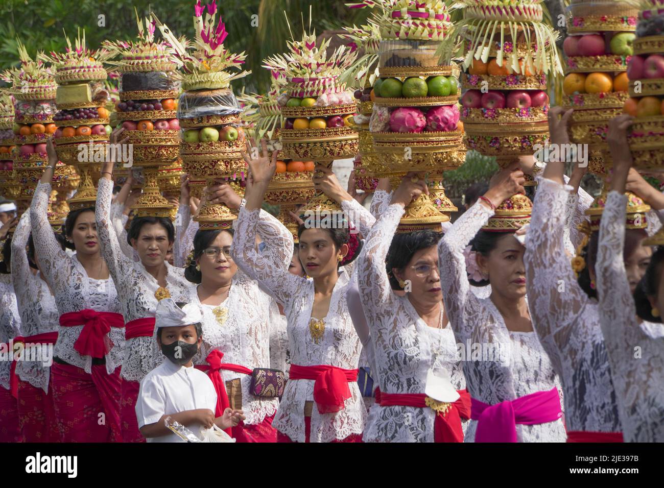 DENPASAR, GIUGNO 19 2022: L'attività di mepeed di un villaggio tradizionale a Denpasar Bali è stata seguita da donne che indossavano abiti balinesi tradizionali. Loro Foto Stock