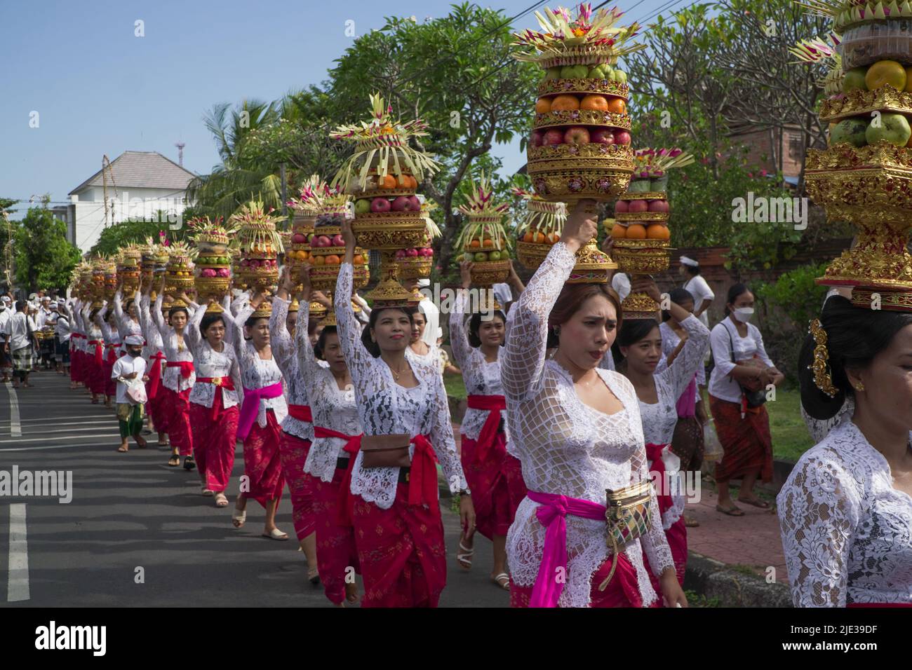 DENPASAR, GIUGNO 19 2022: L'attività di mepeed di un villaggio tradizionale a Denpasar Bali è stata seguita da donne che indossavano abiti balinesi tradizionali. Loro Foto Stock