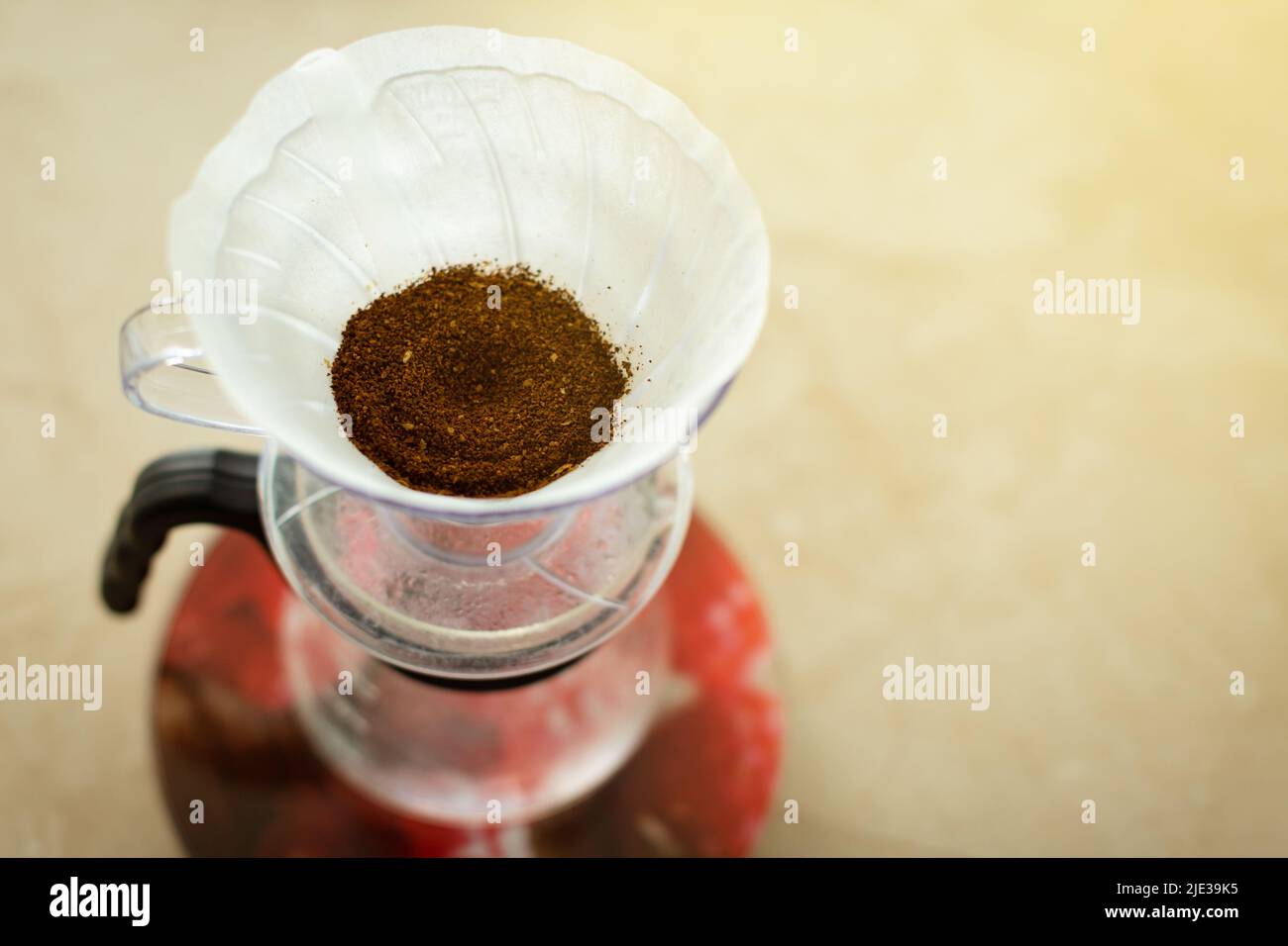 Caffè appena macinato in un filtro di carta. Relax, vita domestica, concetto di cultura giapponese. Foto Stock