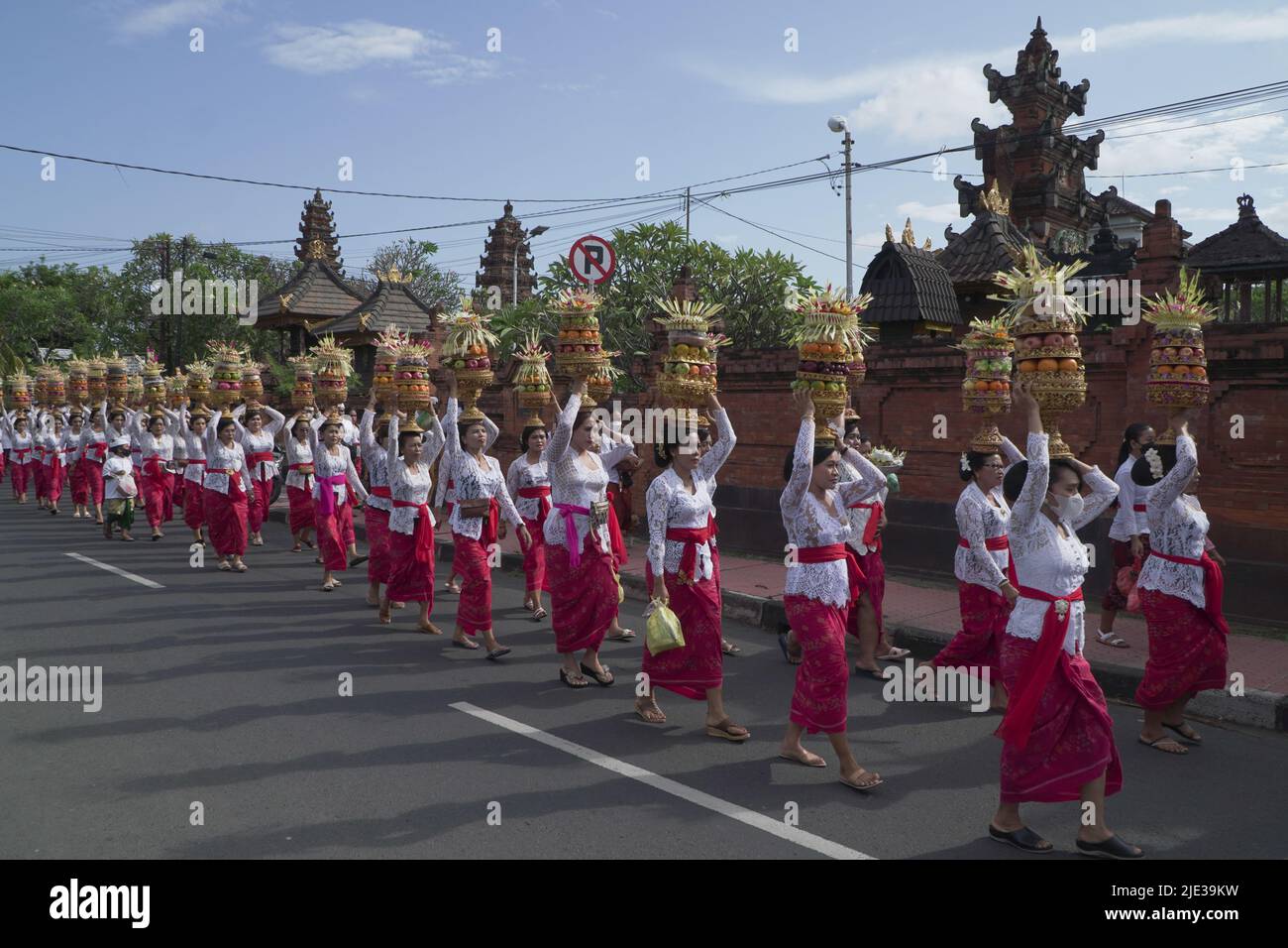 DENPASAR, GIUGNO 19 2022: L'attività di mepeed di un villaggio tradizionale a Denpasar Bali è stata seguita da donne che indossavano abiti balinesi tradizionali. Loro Foto Stock