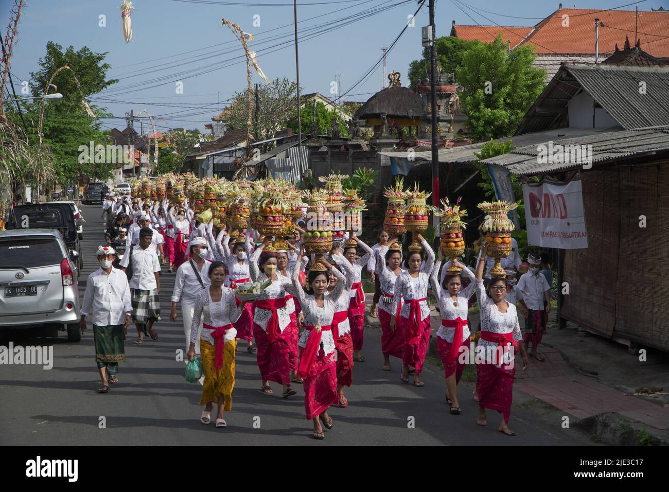 DENPASAR, GIUGNO 19 2022: L'attività di mepeed di un villaggio tradizionale a Denpasar Bali è stata seguita da donne che indossavano abiti balinesi tradizionali. Loro Foto Stock