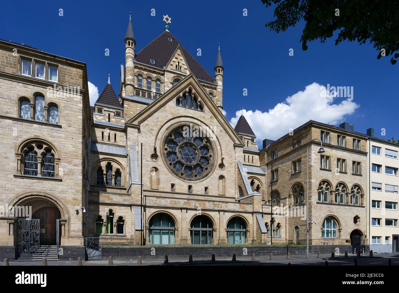 la più grande sinagoga di colonia contro un cielo blu con le nuvole Foto Stock