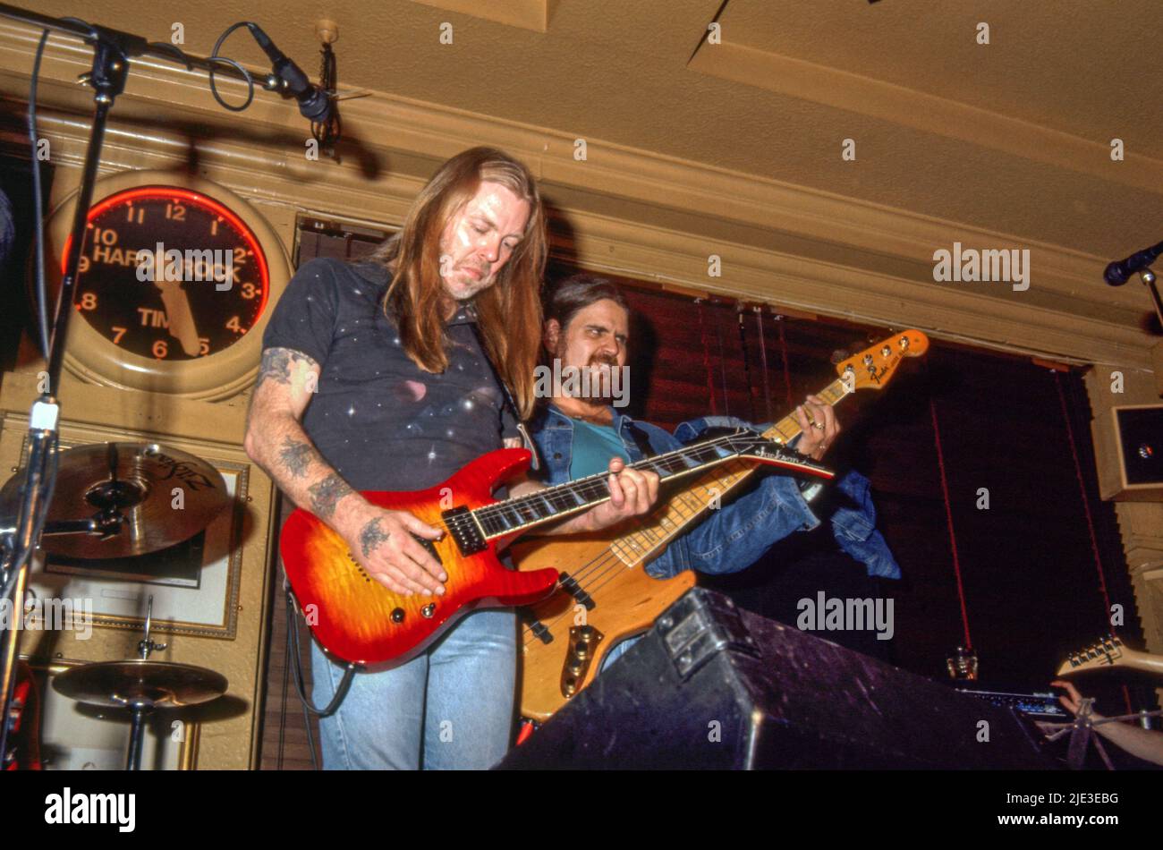 Il chitarrista Gregg Allman e il bassis Alan Woody della Allman Brothers Band Jamming all'Hard Rock Cafe di Londra, Regno Unito, nel giugno 1991 Foto Stock