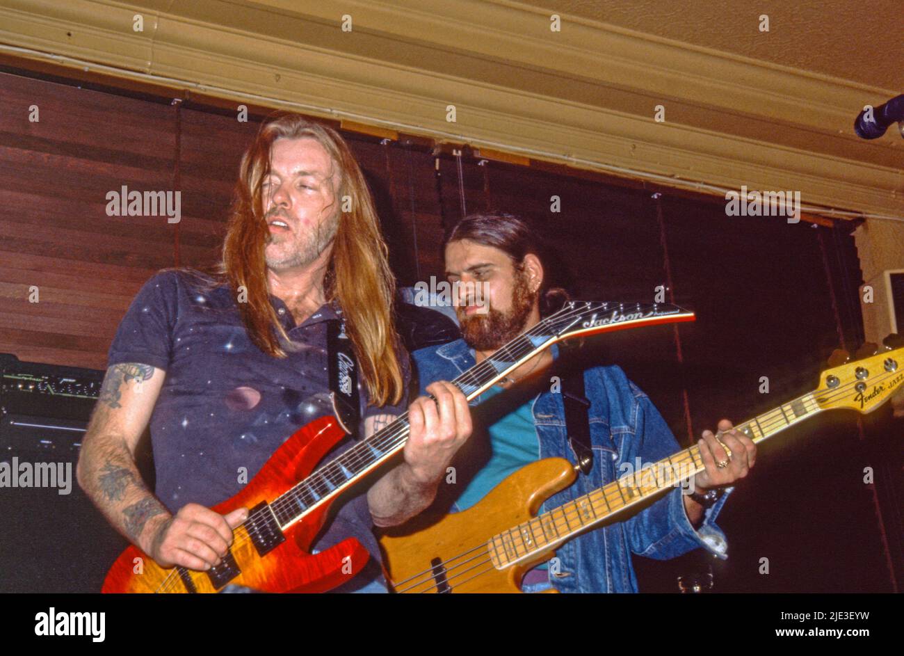 Il chitarrista Gregg Allman e il bassis Alan Woody della Allman Brothers Band Jamming all'Hard Rock Cafe di Londra, Regno Unito, nel giugno 1991 Foto Stock