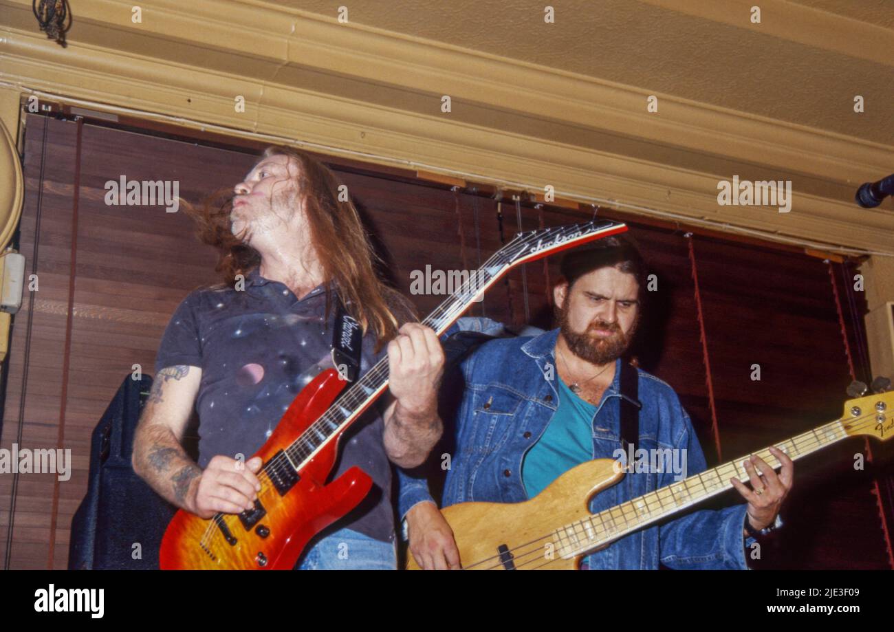 Il chitarrista Gregg Allman e il bassis Allen Woody della Allman Brothers Band Jamming all'Hard Rock Cafe di Londra, Regno Unito, nel giugno 1991. Foto Stock