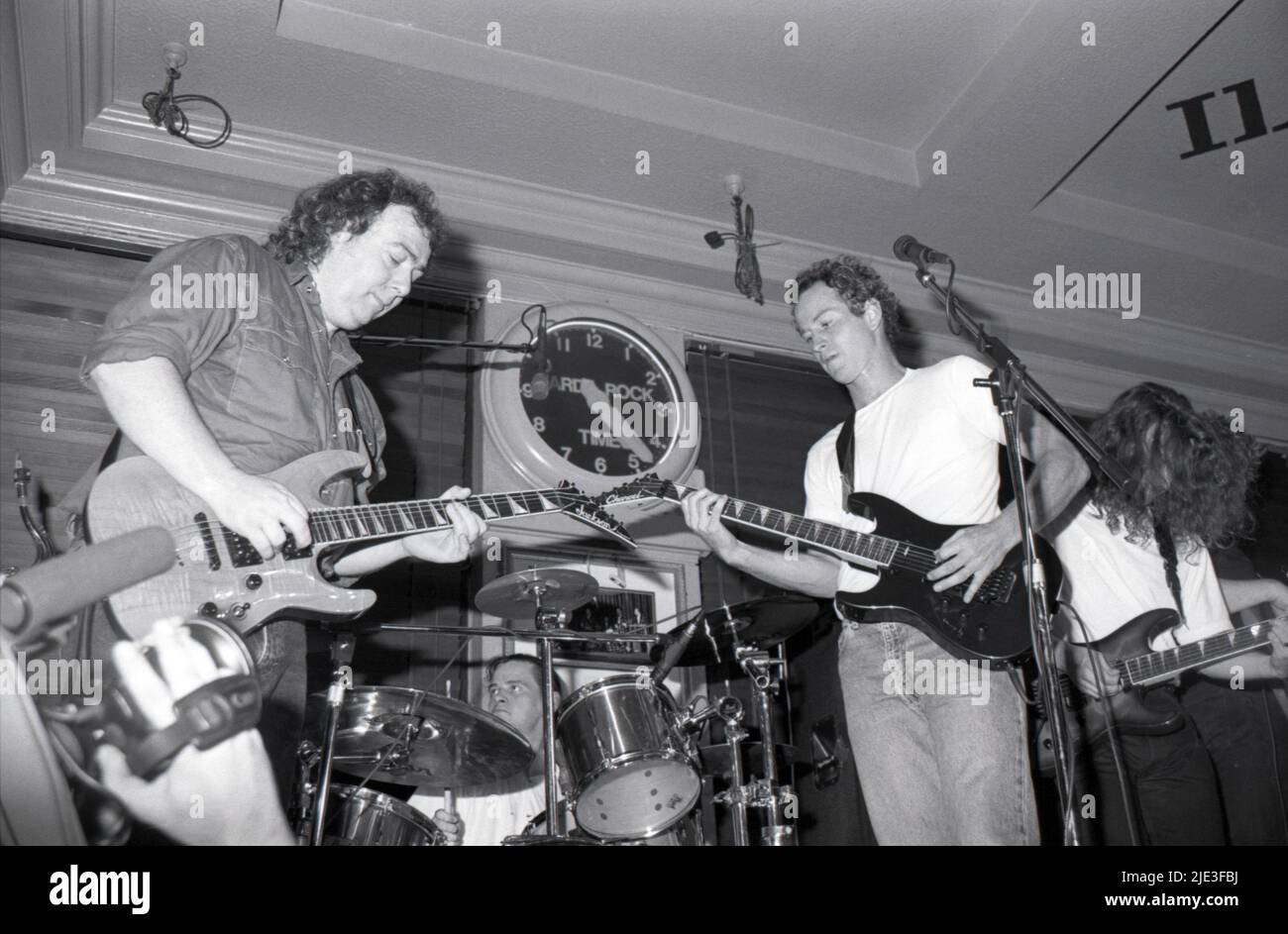 Il gutarista inglese Bernie Marsden e il giocatore di tennis americano John McEnroe Jamming all'Hard Rock Cafe di Londra, Regno Unito nel giugno 1991. Foto Stock