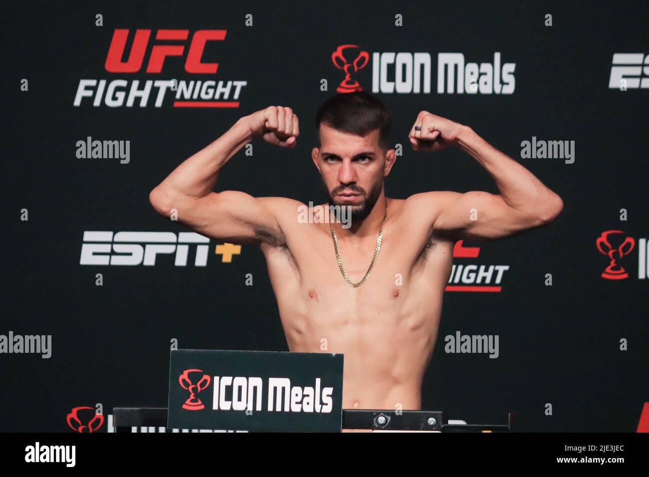 24 giugno 2022: LAS VEGAS, NV - 24 GIUGNO: Cody Durden pone sulla scala durante la UFC Vegas 57: Weigh-in a UFC Apex il 24 giugno 2022, a Las Vegas, Nevada, Stati Uniti. (Credit Image: © Diego Ribas/PX Imagens via ZUMA Press Wire) Foto Stock