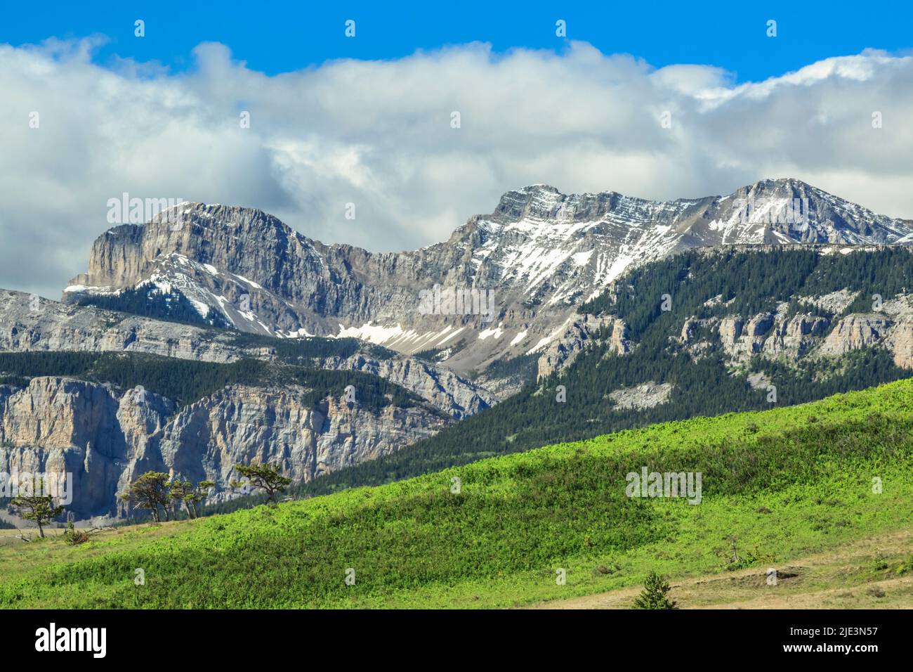 monte frazier sopra la scogliera del vulcano lungo il fronte roccioso di montagna vicino a dupuyer, montana Foto Stock