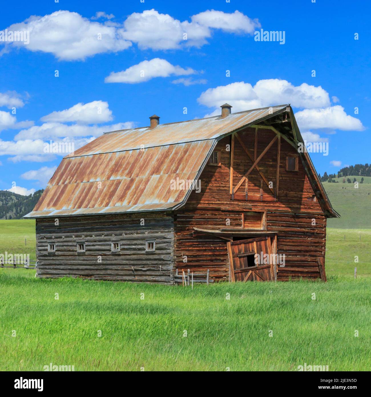 vecchio fienile di tronchi vicino a jens, montana Foto Stock