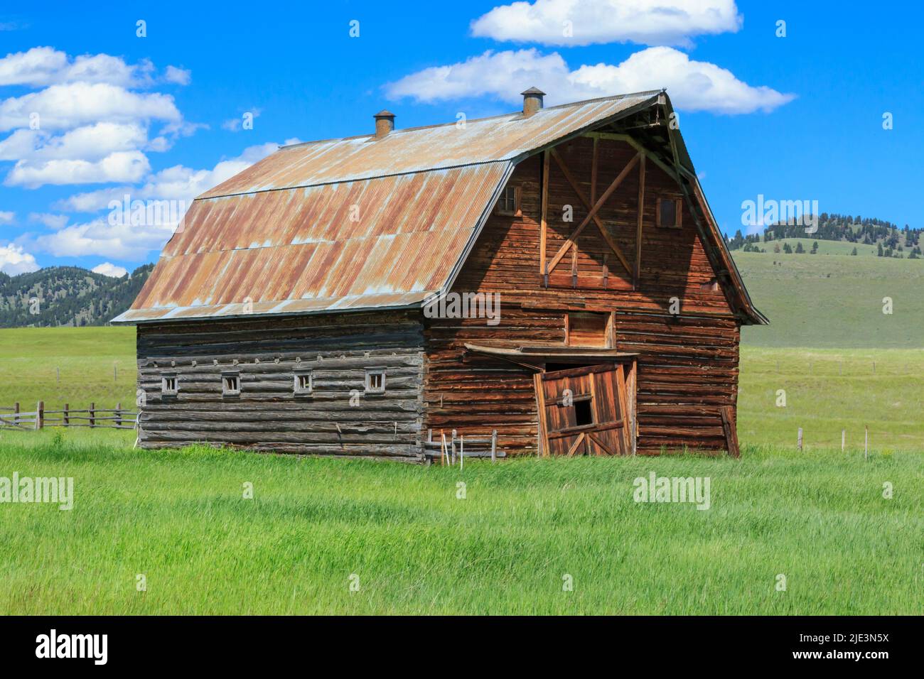 vecchio fienile di tronchi vicino a jens, montana Foto Stock