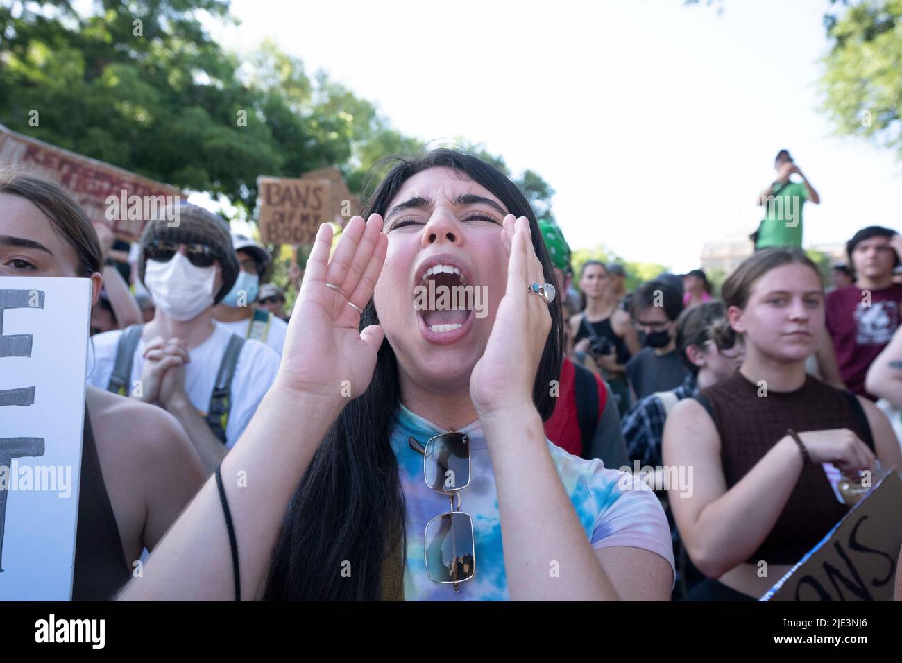 Austin Texas USA, giugno 24 2022: ZOE WEBB di Austin urla come centinaia di sostenitori della scelta al tribunale federale degli Stati Uniti e più tardi marzo al Campidoglio del Texas protestando la decisione della Corte Suprema degli Stati Uniti che elimina la protezione costituzionale di 50 anni ai diritti di aborto. Il divieto era previsto in quanto un progetto di versione è stato trapelato dalla Corte il mese scorso. Credit: Bob Daemmrich/Alamy Live News Foto Stock