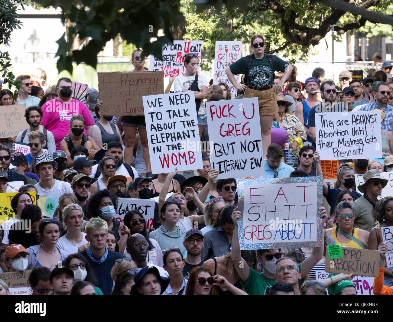 Austin Texas USA, giugno 24 2022: Le emozioni corrono fino a centinaia di sostenitori dei diritti di aborto radunano al tribunale federale degli Stati Uniti e più tardi marzo al Campidoglio del Texas protestando contro la decisione della Corte Suprema degli Stati Uniti che elimina la protezione costituzionale di 50 anni ai diritti di aborto. Credit: Bob Daemmrich/Alamy Live News Foto Stock