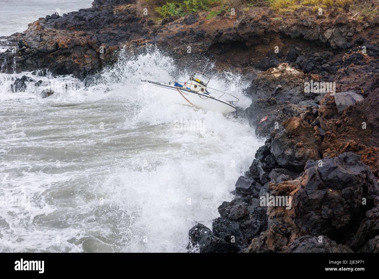 La barca si schiantò sulla riva del mare dopo una forte tempesta, Maui, Hawaii, USA. Foto Stock