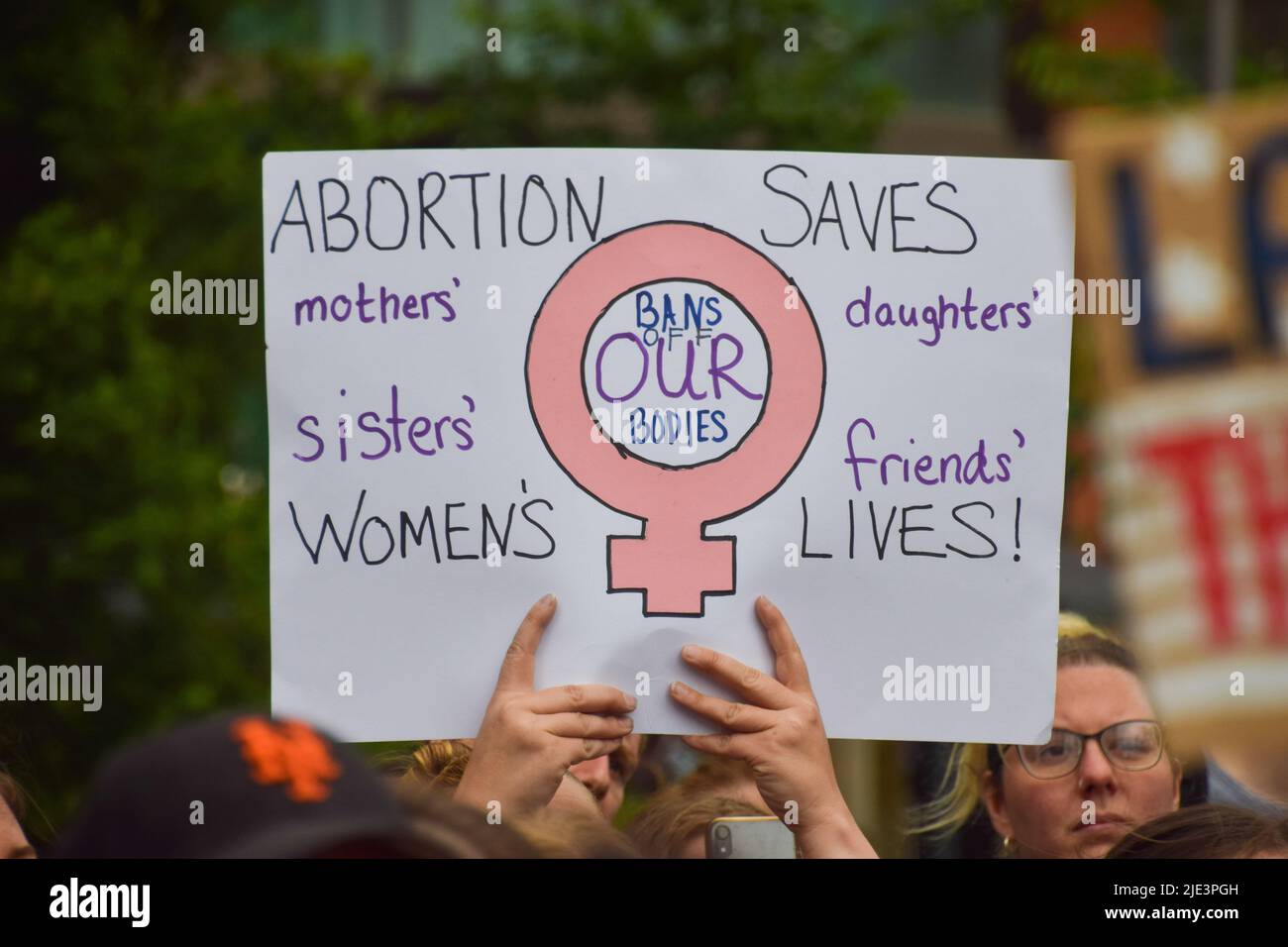 Londra, Regno Unito. 24th giugno 2022. Un manifestante tiene un cartello che dice "l'aborto salva la vita delle donne" durante la manifestazione. I manifestanti si sono riuniti al di fuori dell'Ambasciata degli Stati Uniti a Londra mentre la Corte Suprema capovolge Roe contro Wade e spiana la strada al divieto dell'aborto in gran parte degli Stati Uniti. (Foto di Vuk Valcic/SOPA Images/Sipa USA) Credit: Sipa USA/Alamy Live News Foto Stock