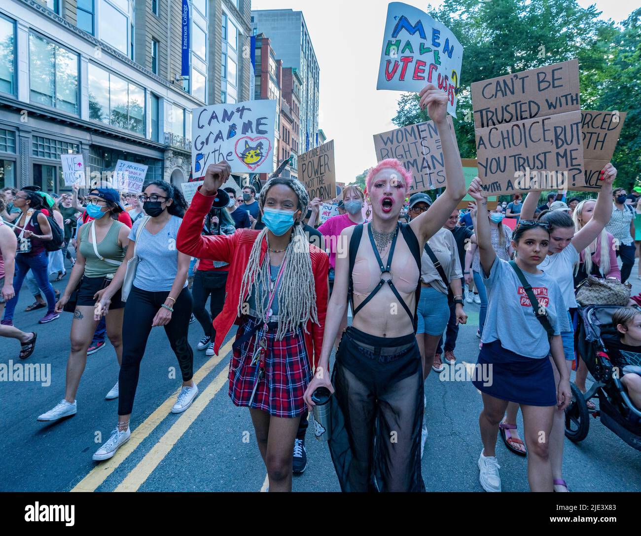 24 giugno 2022, Boston, Massachusetts, USA: I manifestanti dei diritti di aborto marzo dopo che la Corte Suprema degli Stati Uniti ha regolato nel caso di aborto di Dobbs contro Womens Health Organization, rovesciando la decisione di aborto di Roe contro Wade di Boston accreditamento: Keiko Hiromi/AFLO/Alamy Live News Foto Stock