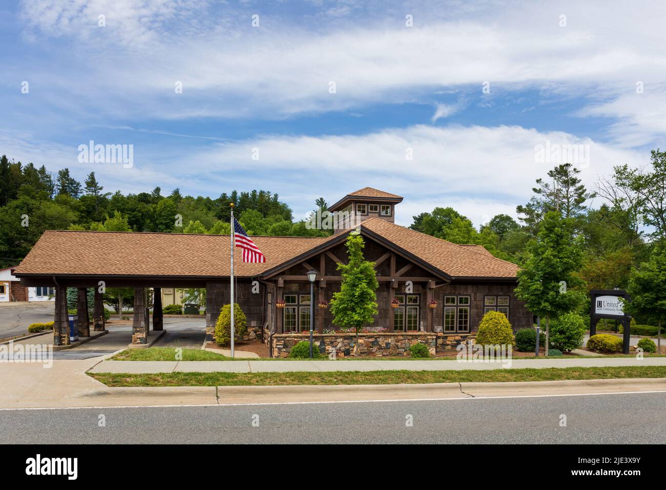 BLOWING ROCK, NC, USA-20 GIUGNO 2022: United Community Bank, building and drive-thru, US 321. Foto Stock
