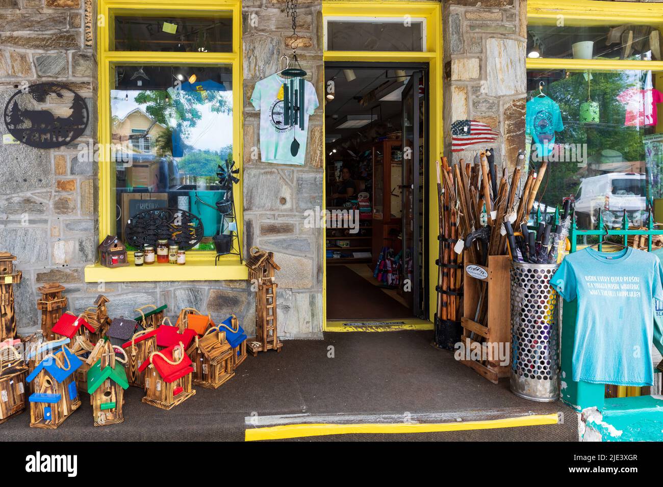 BLOWING ROCK, NC, USA-20 GIUGNO 2022: Chiudi l'immagine di Sunset Tee's e Hattery su Main Street, con vista attraverso la porta d'ingresso. Foto Stock