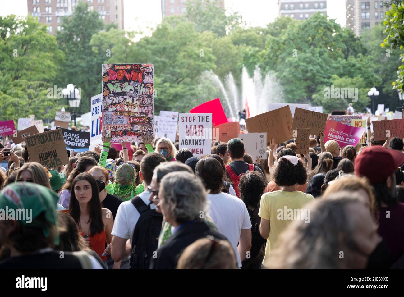 New York, New York, Stati Uniti. 24th giugno 2022. 14 giugno 2022: New York, USA: Migliaia di newyorkesi protestano spontaneamente a Washington Square Park per i diritti di aborto dopo che la Corte Suprema degli Stati Uniti ha rovesciato Row contro Wade in una decisione del 6-3 che permette agli stati di rendere l'aborto illegale in Dobbs contro Jackson Women's Health Organization. (Credit Image: © Taidgh Barron/ZUMA Press Wire) Foto Stock