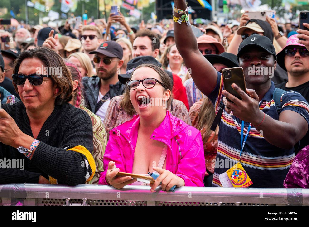 Glastonbury, Regno Unito. 24th giugno 2022. I festaioli del West Holts Stage guardano la TLC al Glastonbury Festival, presso la Worthy Farm di Somerset. Data foto: Venerdì 24 giugno 2022. Il credito fotografico dovrebbe leggere: David Jensen/Empics/Alamy Live News Foto Stock