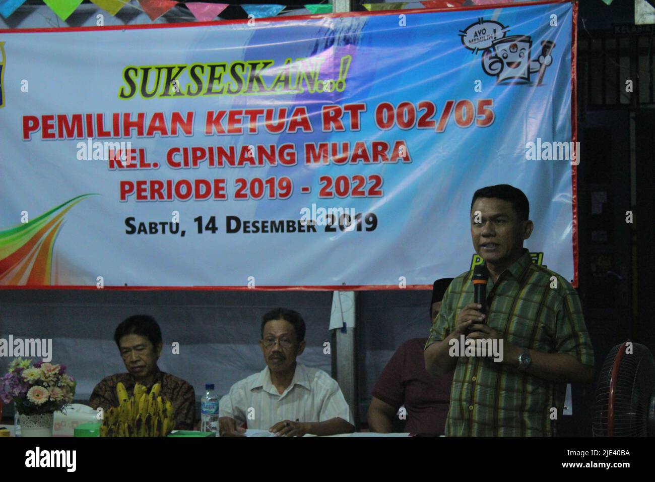 Jakarta, Indonesia - 12 14 2019: Gli uomini parlano usando il microfono quando trasportano i messaggi al pubblico nell'elezione dei capi della nuova famiglia Foto Stock