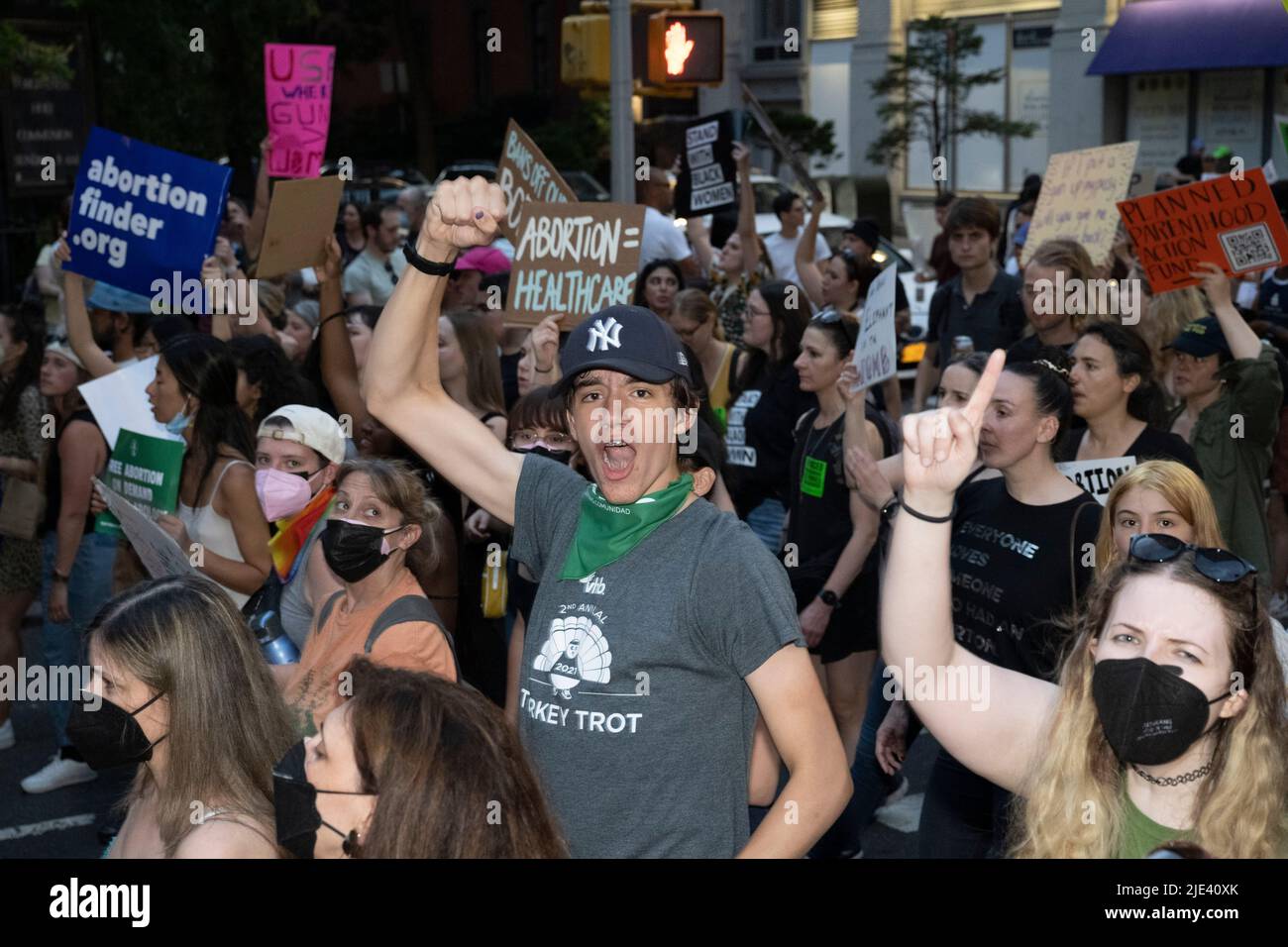 New York, New York, Stati Uniti. 24th giugno 2022. 14 giugno 2022: New York, USA: Migliaia di newyorkesi marciano su Park Avenue South protestando spontaneamente per i diritti di aborto dopo che la Corte Suprema degli Stati Uniti ha rovesciato Row contro Wade in una decisione del 6-3 che permette agli stati di rendere l'aborto illegale in Dobbs contro Jackson Women's Health Organization. (Credit Image: © Taidgh Barron/ZUMA Press Wire) Foto Stock