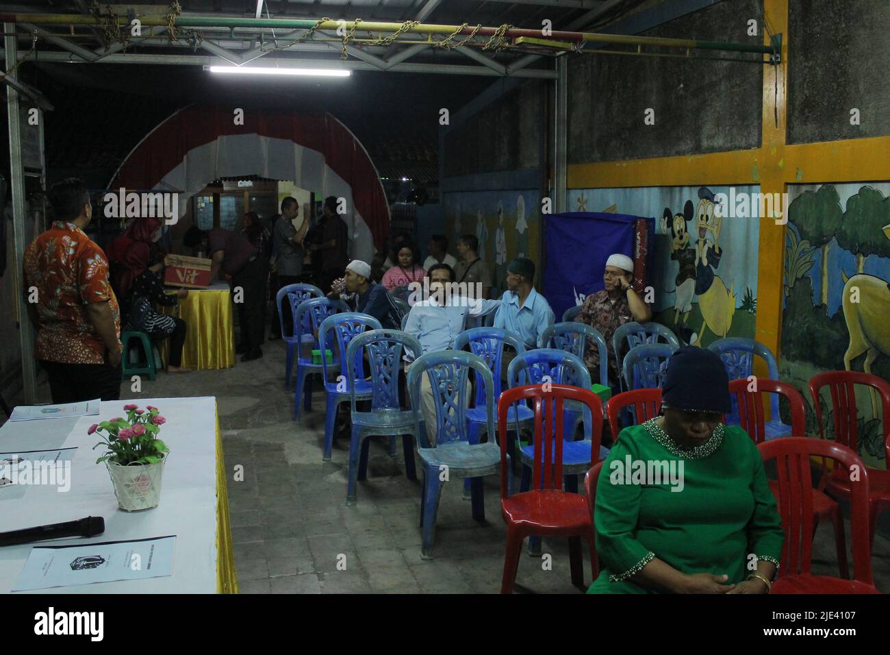 Giacarta, Indonesia - 12 14 2019: L'atmosfera di eleggere un nuovo capo di residenti quando gli ospiti non sono ancora presenti ad occupare i posti vuoti Foto Stock