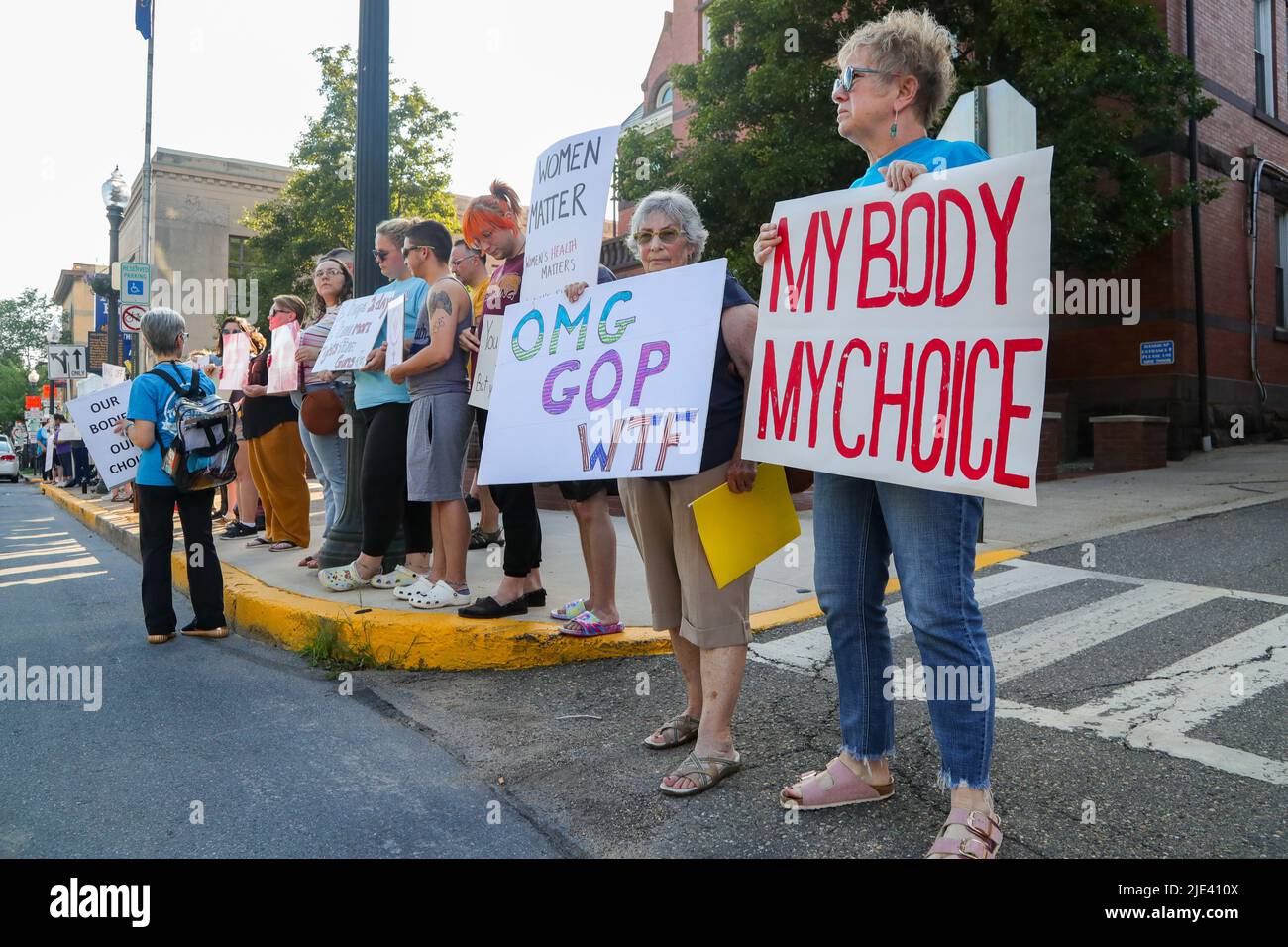 Bloomsburg, Stati Uniti. 24th giugno 2022. I manifestanti dei diritti di aborto hanno dei cartelli davanti al tribunale della Columbia County a Bloomsburg, Pennsylvania, il 24 giugno 2022. La protesta è stata in risposta alla decisione della Corte Suprema degli Stati Uniti a Dobbs contro Jackson che elimina il diritto costituzionale all’aborto. (Foto di Paul Weaver/Sipa USA) Credit: Sipa USA/Alamy Live News Foto Stock