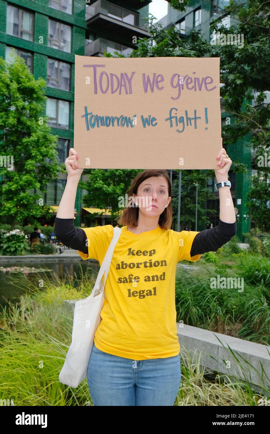 Londra, Regno Unito, 24th giugno 2022. Una donna ha un segno: 'Oggi ci lamentiamo, domani combattiamo' a una protesta di emergenza fuori dell'ambasciata americana a Vauxhall in seguito alla decisione della Corte Suprema degli Stati Uniti di porre fine al diritto costituzionale all'aborto - in vigore per quasi 50 anni dopo la sentenza Roe contro Wade del 1973. I singoli stati decideranno come procedere, con tredici che vietano automaticamente la procedura medica come le leggi di innesco hanno preso effetto. Credit: Undicesima ora Fotografia/Alamy Live News Foto Stock
