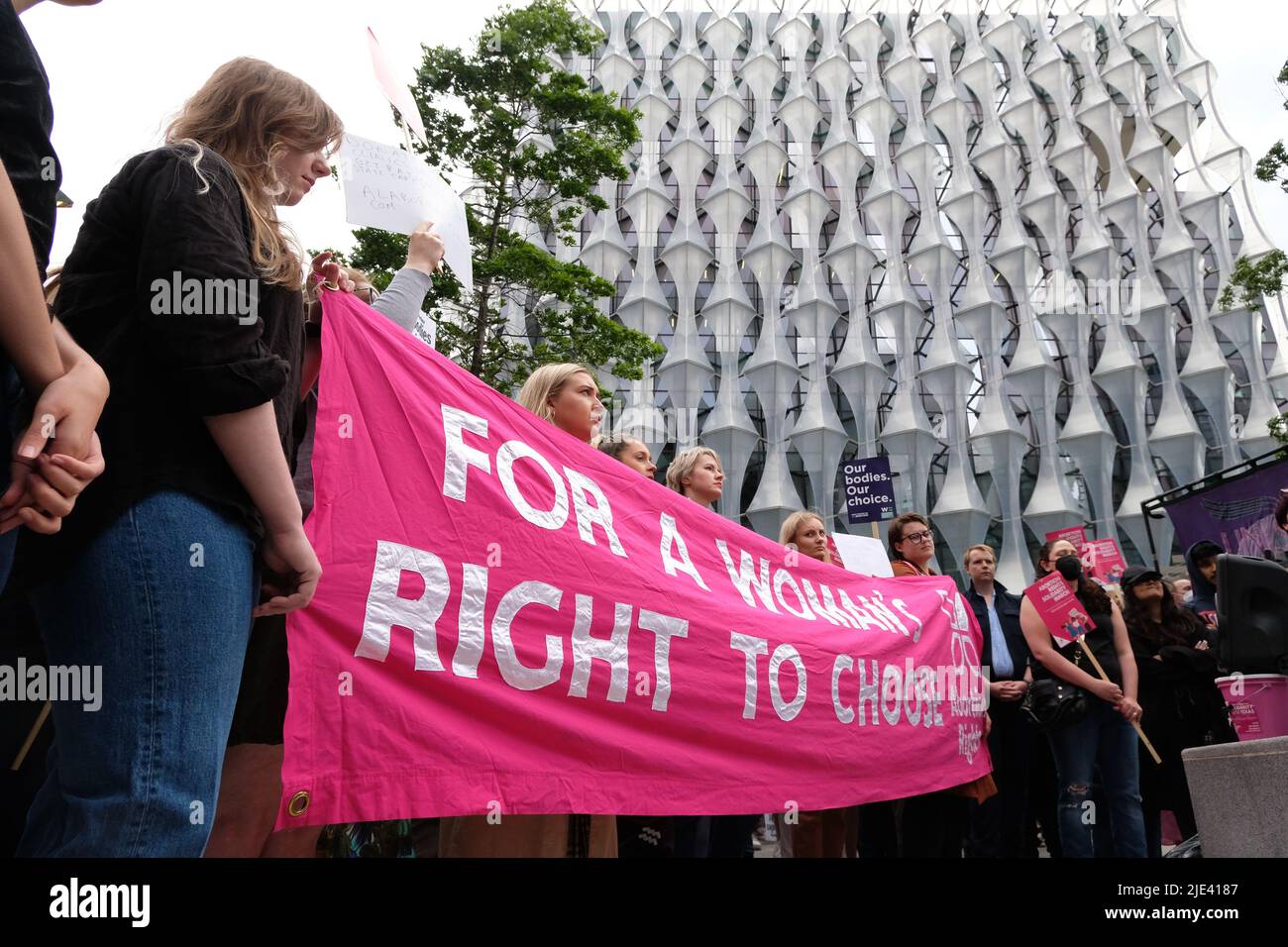 Londra, Regno Unito, 24th giugno 2022. Circa 100-150 attivisti e sostenitori si sono riuniti per protestare al di fuori dell'ambasciata americana a Vauxhall in seguito alla decisione della Corte Suprema degli Stati Uniti di porre fine al diritto costituzionale all'aborto - in vigore per quasi 50 anni dopo la sentenza Roe contro Wade del 1973. I singoli stati decideranno come procedere, con tredici che vietano automaticamente la procedura medica come le leggi di innesco hanno preso effetto. Credit: Undicesima ora Fotografia/Alamy Live News Foto Stock