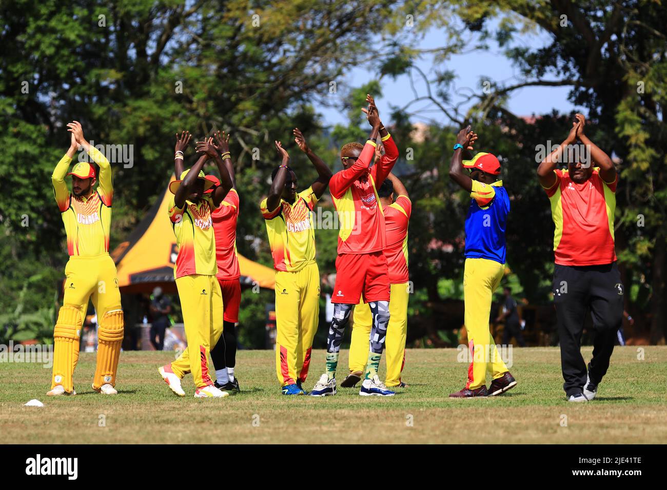 Kampala, Uganda. 24th giugno 2022. I giocatori ugandesi festeggiano la vittoria della partita ICC Men's Cricket World Cup Challenge League B tra Uganda e Italia al Kyambogo Cricket Oval di Kampala, capitale dell'Uganda, 24 giugno 2022. Credit: Hajarah Nalwadda/Xinhua/Alamy Live News Foto Stock