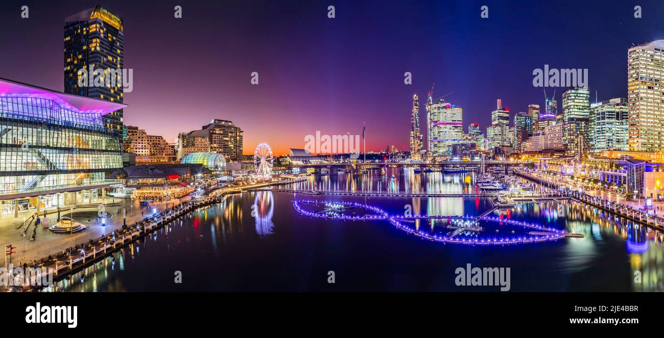 Luminoso panorama al tramonto del porto di Darling Cockle Bay nel CBD della città di Sydney allo spettacolo del festival delle luci di Vivid Sydney. Foto Stock