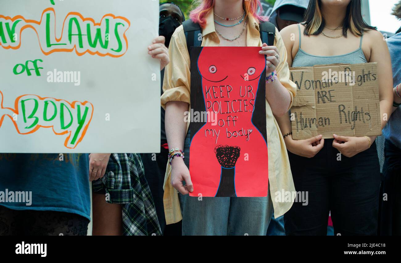 24 giugno 2022, Boston, ma, USA: Diverse migliaia di manifestanti pro-aborto provenienti da diversi gruppi marciarono attraverso il Massachusetts centrale di Boston dopo che la Corte Suprema degli Stati Uniti tolse il diritto costituzionale di aborto alle donne americane. La foto mostra le donne che hanno dei cartelli all'esterno della biblioteca pubblica centrale di Boston durante la protesta del venerdì. Grandi dimostrazioni pro-aborto in reazione alla decisione della Corte Suprema del venerdì mattina si sono svolte nelle principali città degli Stati Uniti Foto Stock