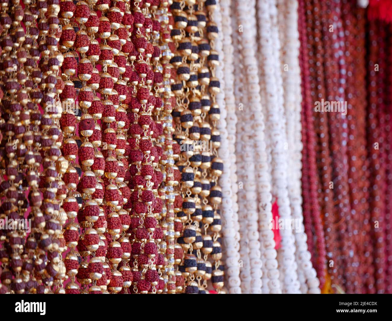 Corde di gioielli perle che vendono nel mercato del negozio di strada. Oreficeria artificiale corda di perle Foto Stock